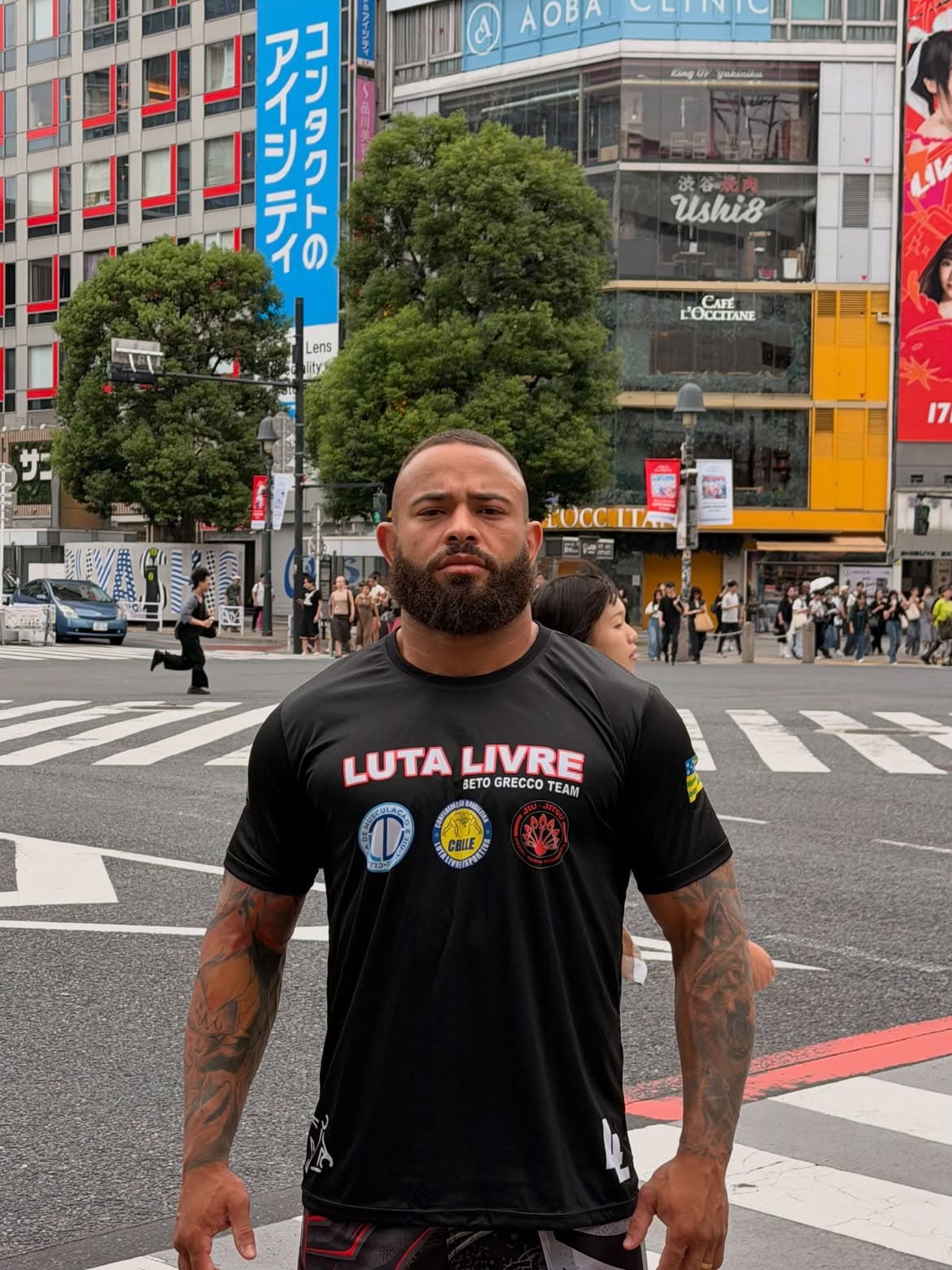 Uriel Meneses no cruzamento de Shibuya, em Tóquio, com a camiseta da seleção de Luta Livre Esportiva