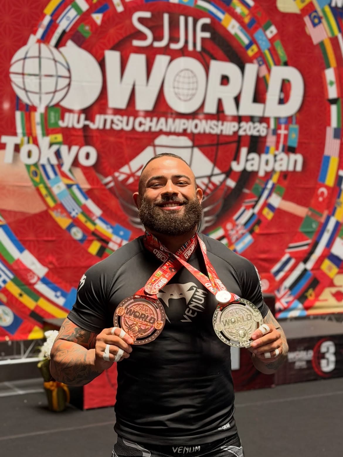 Uriel Meneses com as medalhas de prata e bronze do Mundial SJJIF 2026, em Tóquio